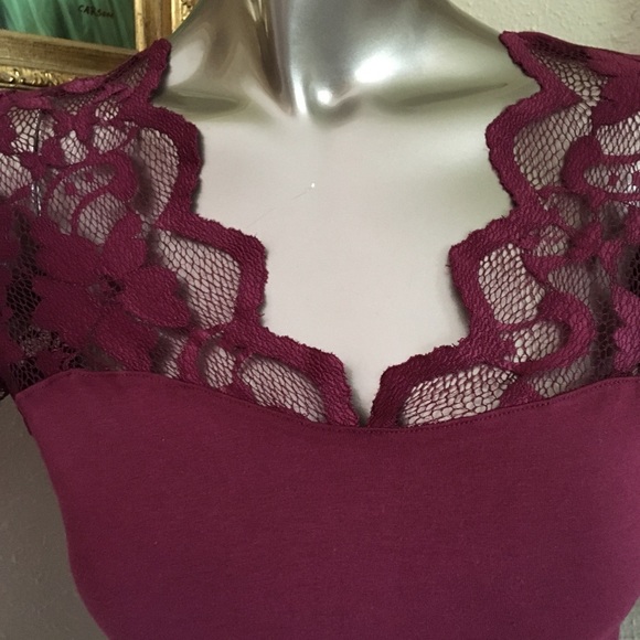 Beautiful burgundy lace top - Picture 2 of 4